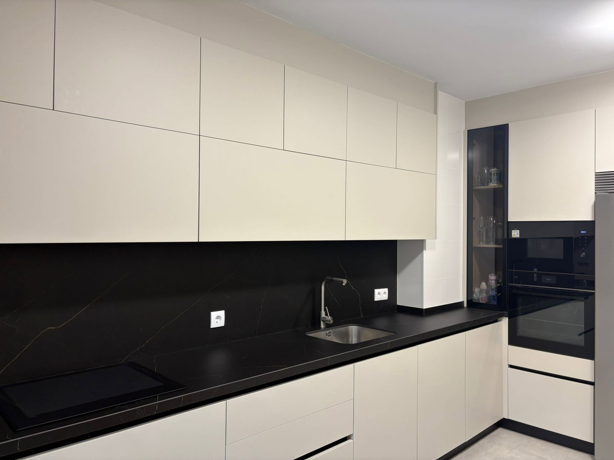 Cocina terminada con acabados en negro y blanco